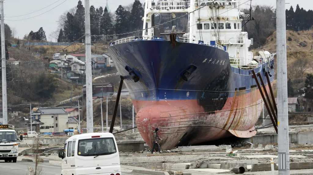 Symbol tsunami - vyplavená loď Kjótokumaru