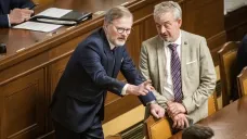 Premiér Petr Fiala (ODS) a šéf poslaneckého klubu ODS Marek Benda