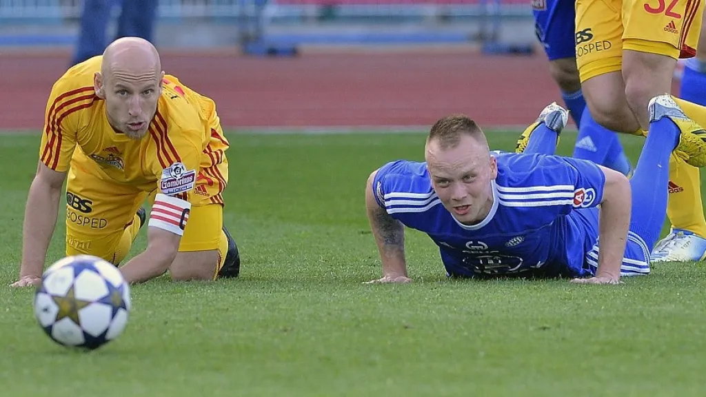 Patrik Gedeon (vlevo) a Jan Javůrek v utkání Dukla - Olomouc