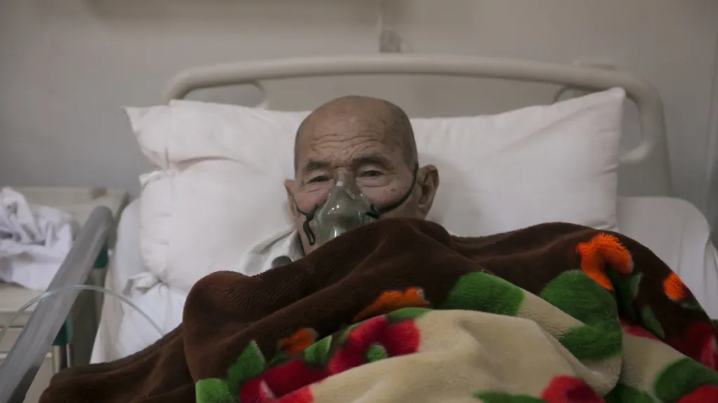Pacient s koronavirem v afghánské nemocnici