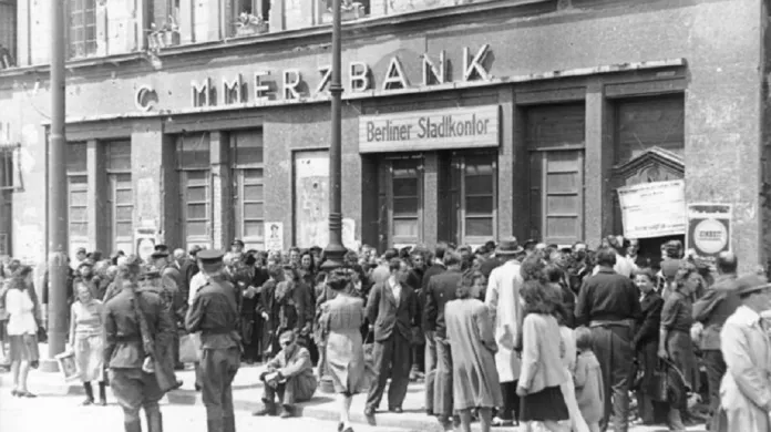 Lidé přicházejí do směnárny na berlínském úřadě na snímku z června 1948