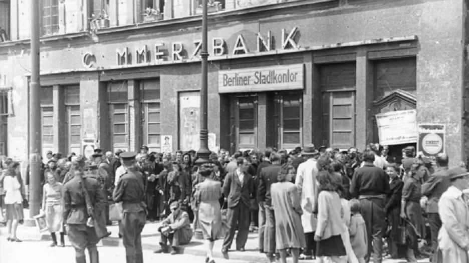 Lidé přicházejí do směnárny na berlínském úřadě na snímku z června 1948