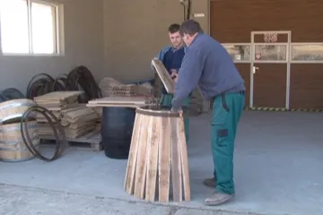 Bednář: Kovový sud vínu nic nedá!