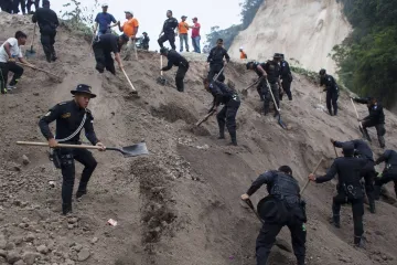 Po sesuvech půdy v Guatemale zůstaly desítky mrtvých a stovky nezvěstných lidí