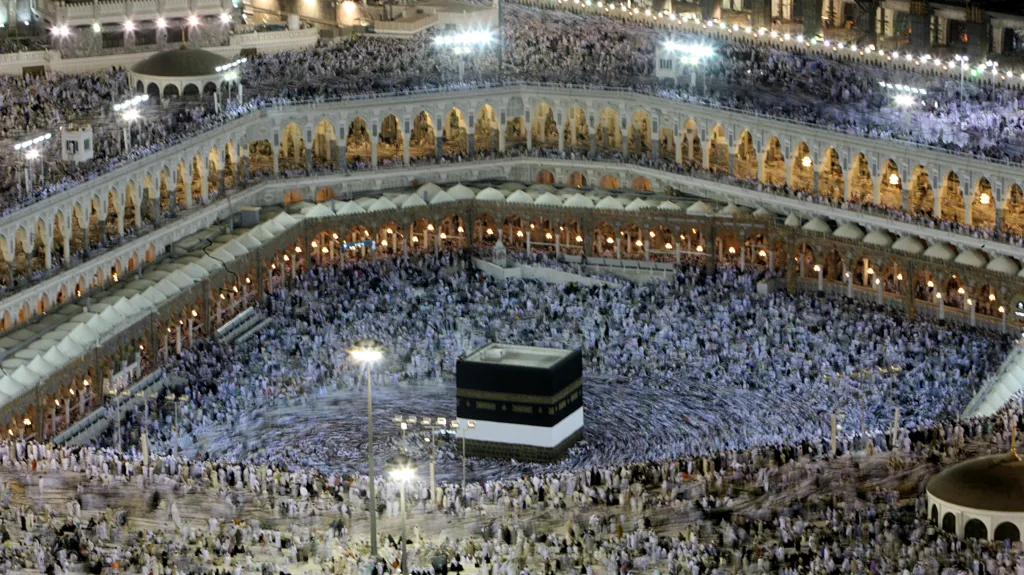 Muslimští poutníci ve svatyni Kaaba, jež je součástí Velké mešity v Mekce