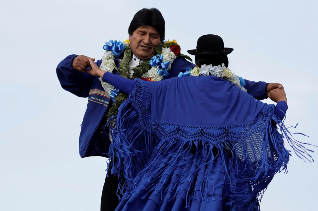 Bolivijský prezident Evo Morales v El Alto během své předvolební kampaně na znovuzvolení prezidentem tancuje s místní ženou
