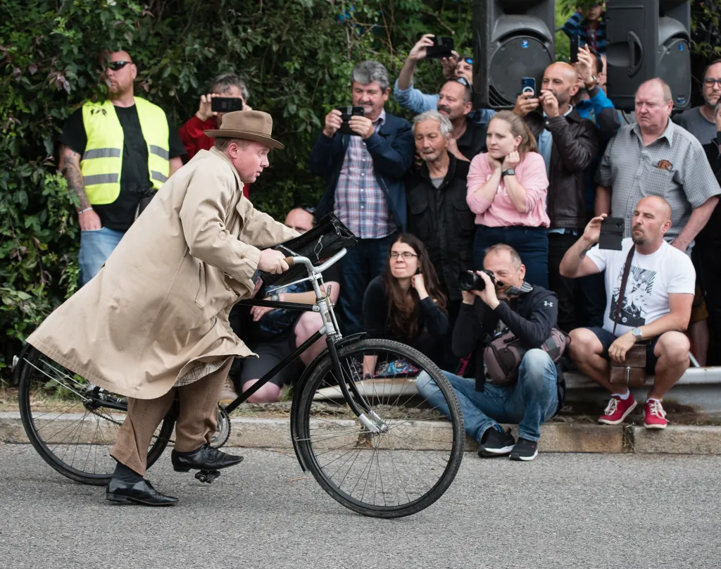 Rekonstrukce atentátu na Heydricha – Jan Kubiš prchá na kole