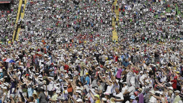 Tisíce věřících čekají v Sarajevu na Františka