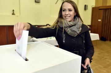 Do pátečního večera přišla k urnám zhruba pětina voličů