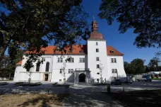 Pražské arcibiskupství prodá vedle Jindřišské věže možná i hotel v Dolních Břežanech