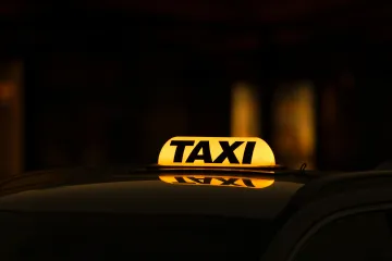 Vláda chce zavést povinnou znalost češtiny pro taxikáře. Každý druhý je z ciziny