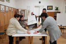 Slovenské referendum o ústavních změnách pro předčasné volby je neplatné, přišlo málo voličů