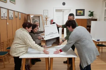 Slovenské referendum o ústavních změnách pro předčasné volby je neplatné, přišlo málo voličů