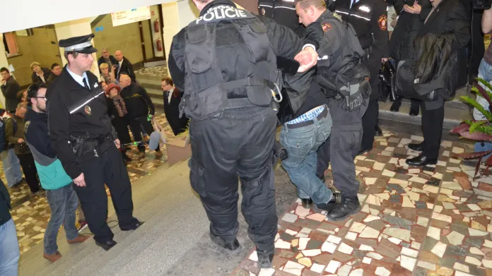 Policie odvádí herce Maryška poté, co napadl radního Eichlera