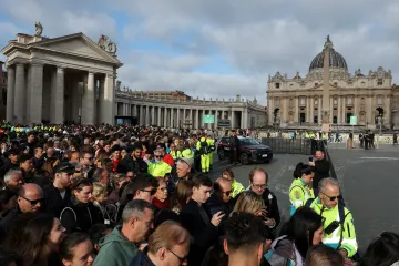 Tisíce lidí se ve Vatikánu naposledy rozloučily s papežem