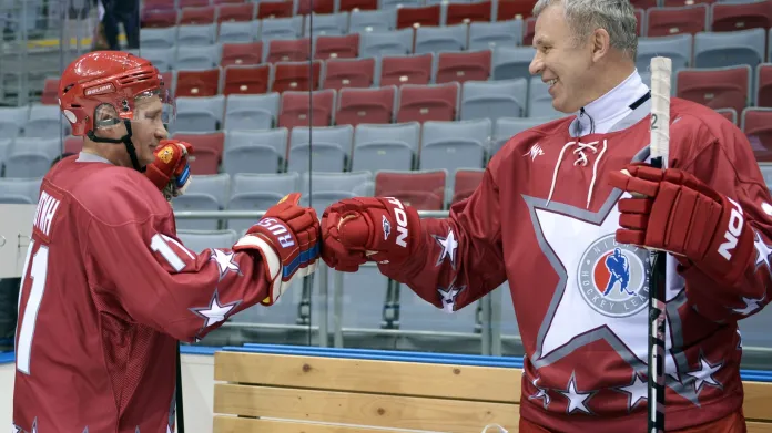 Vladimir Putin a Vjačeslav Fetisov na hokejovém tréninku v Soči