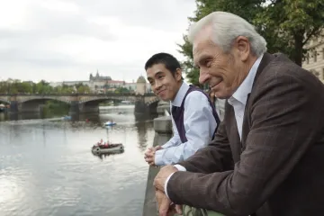 Když se Mádl, penzista a Vietnamec sejdou Na střeše, vznikne film, kde se lidé navzájem potřebují