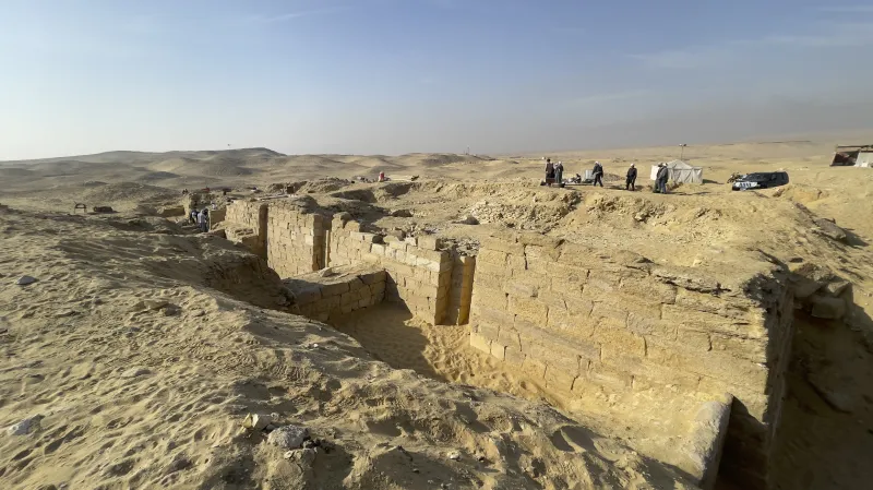 Východní průčelí hrobky