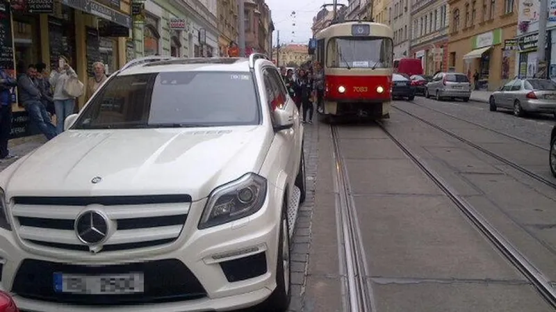 Špatně zaparkovaná auta blokují dopravu