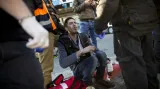 Záchranáři ošetřují pobodaného cestující v Tel Avivu