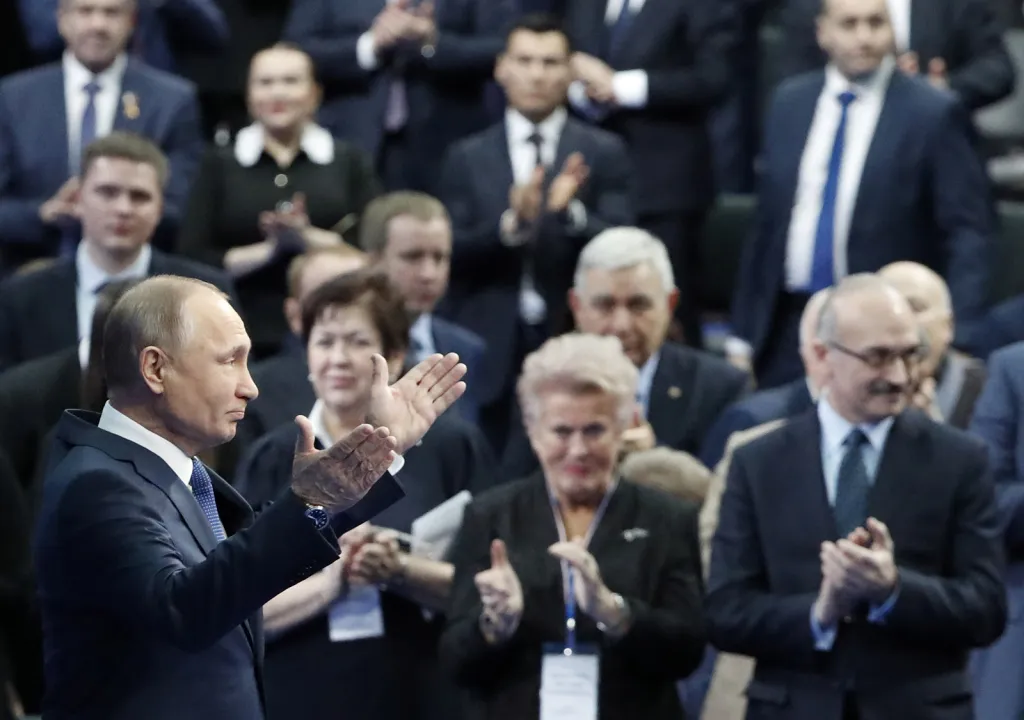 Ruský prezident vítá své důvěrné přátele na mítinku před nadcházejícími prezidentskými volbami