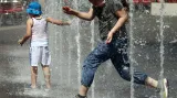 Děti se chladí uvnitř jedné z vídeňských fontán