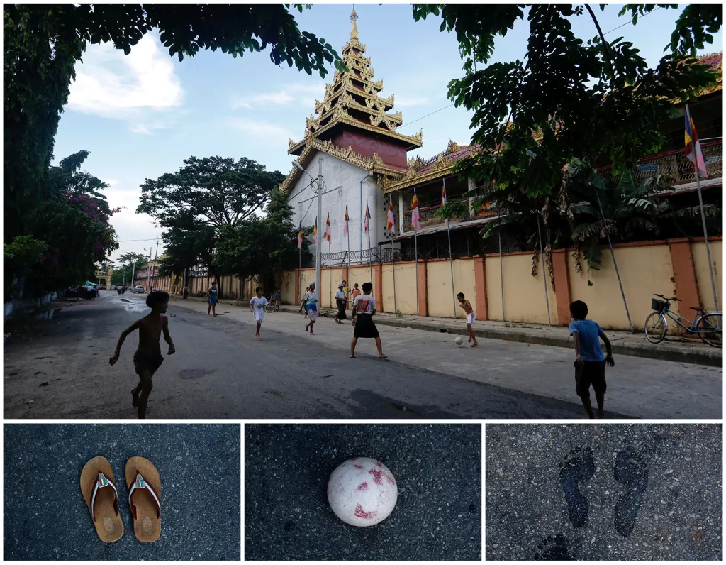Pouliční fotbal před pagodou Botatung v ulicích myanmarského hlavního města Rangúnu