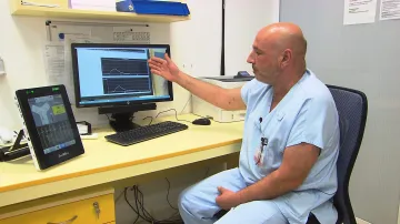 Lékař Hikmet Al-Hiti z oddělení plicní hypertenze Kliniky kardiologie IKEM