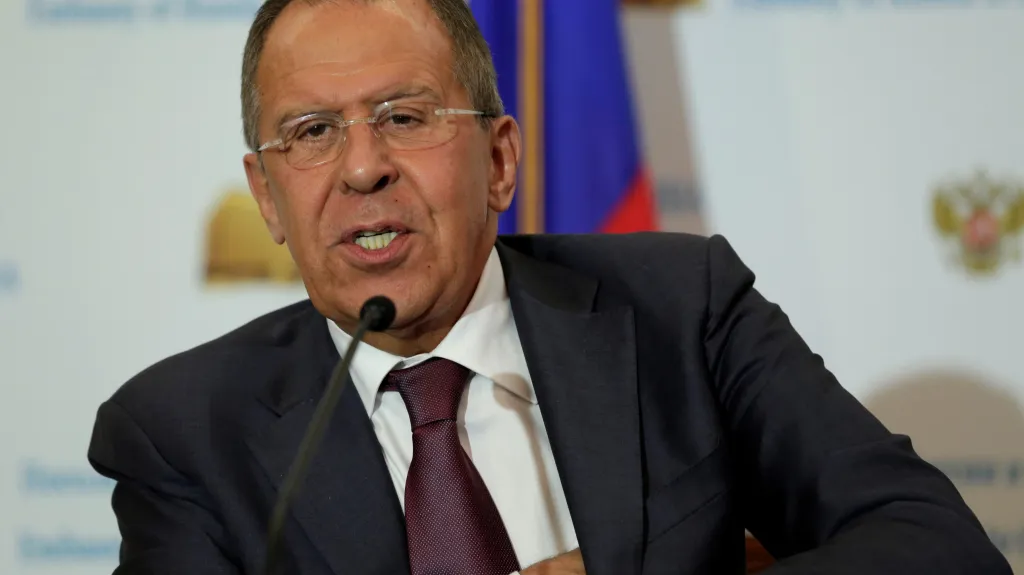 Lavrov odpovídá novinářům při brífinku na ruské ambasádě