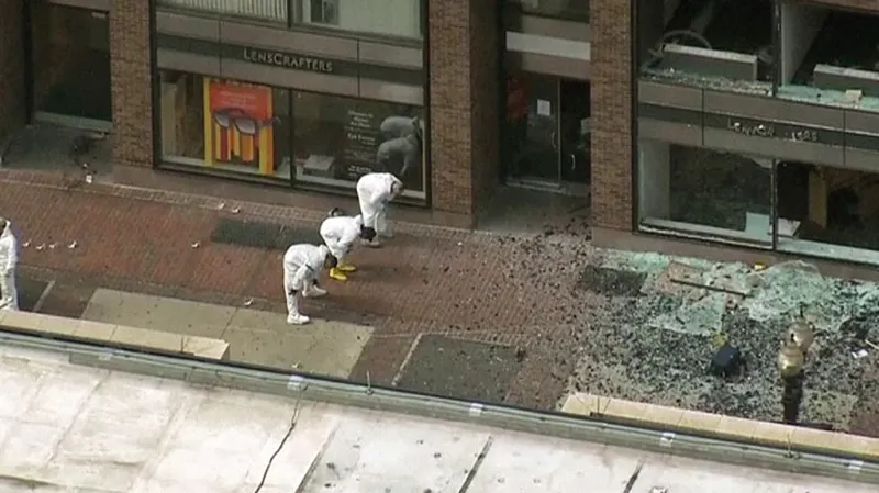 Bostonská policie prohledává místo činu