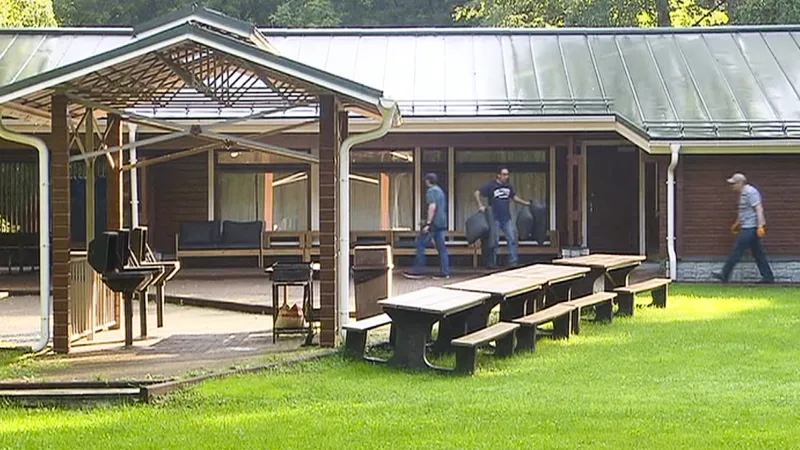 Američané odvážejí zařízení z rekreačního objektu nedaleko Moskvy