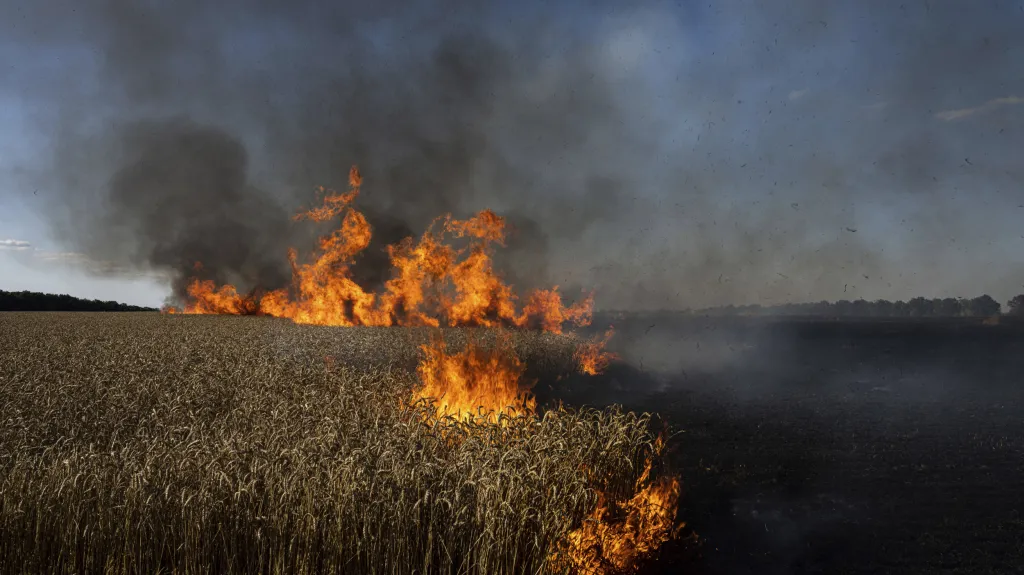 Hořící pole v Charkovské oblasti