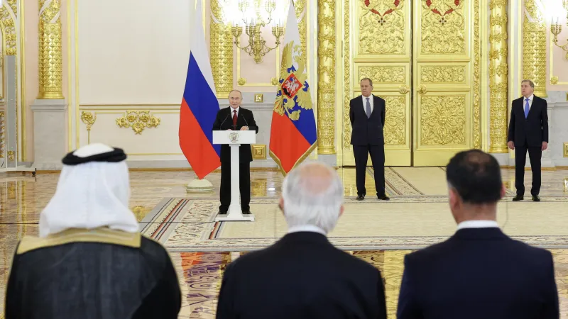 Ruský vládce Vladimir Putin pronáší projev během ceremonie, při které přijímá pověřovací listiny nově jmenovaných zahraničních velvyslanců v Kremlu