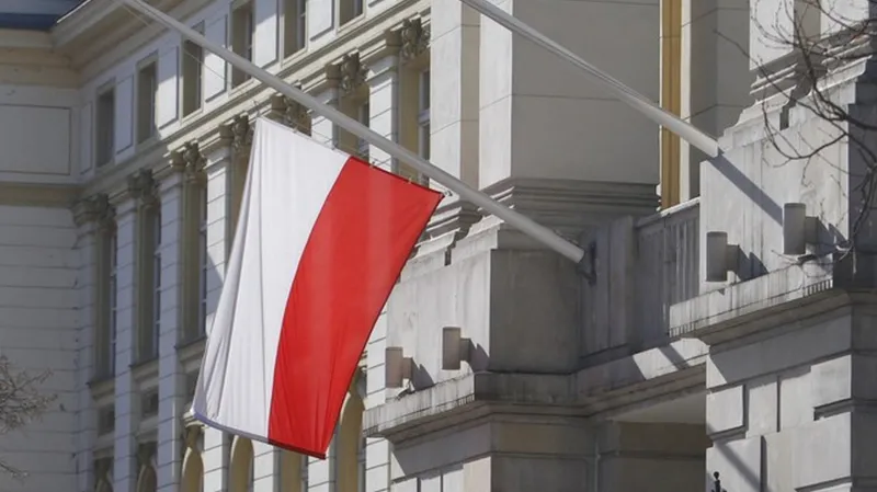 Polská vlajka na půl žerdi