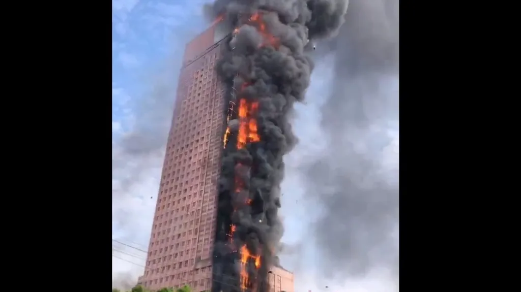 Hořící výšková budova ve městě Čchang-ša
