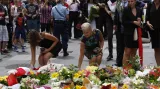Lidé nosí květiny na místo tragédie v Sydney