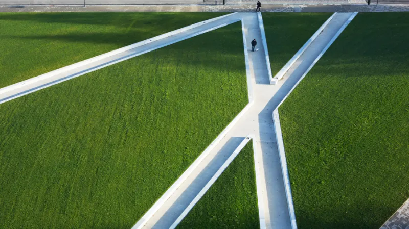 Revitalizace Gahurova prospektu ve Zlíně (Veřejný prostor). Gahurův prospekt zelená koncepční osa urbanistického plánu Zlína navrženého F.L.Gahurou na počátku 20. století. Jedná se o prostor mezi lesy nad městem a městskými parky, jež vznikl jako rezervní území pro budoucí parky. Řešená část se nachází na severu prospektu a je obklopena významnými městskými budovami. Hlavní myšlenkou konceptu je heslo „projít a nepřerušit“.