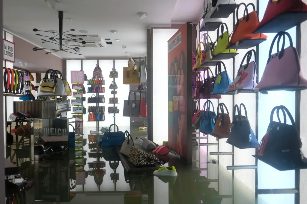 Pod vodou se ocitly i některé obchody