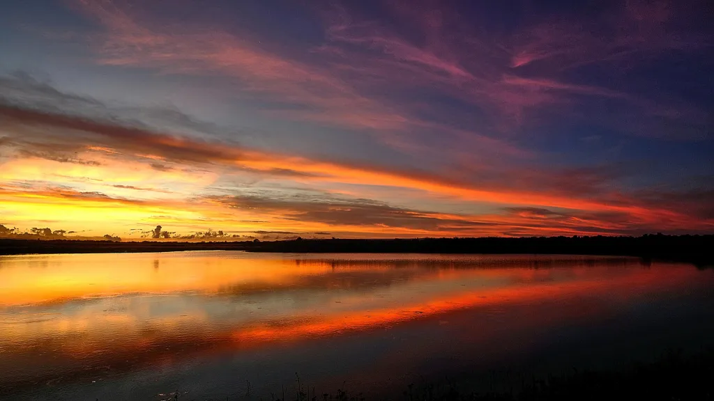 João Murteira, Východní Timor: Jezero

Jezero je velmi důležité pro přežití lidí i zvířat. Muži zde loví ryby, které jim slouží jako zdroj obživy. Zvířata se zde napájejí nebo si z jezera dělají svůj domov. Navzdory idylickému vzhledu je jezero plné krokodýlů a přiblížit se k jeho břehům je nebezpečné