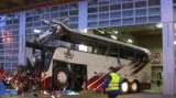 Vrak belgického autobusu po nehodě ve Švýcarsku