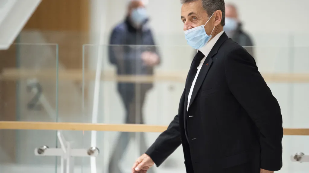 Sarkozy přichází k pařížskému soudu