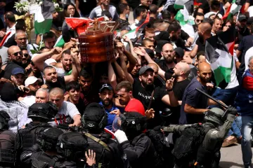 Izraelská policie pochybila při zásahu na pohřbu novinářky al-Džazíry, píše Haaretz