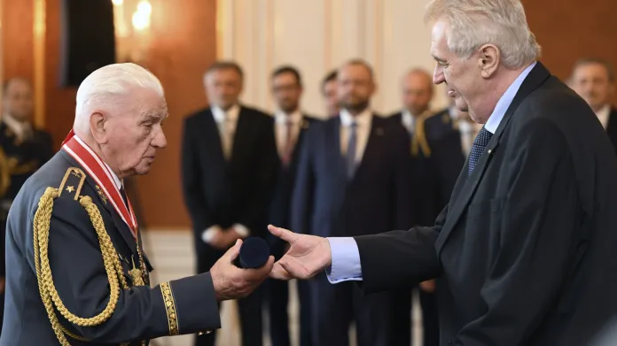 Prezident povýšil do hodnosti generálmajora Emila Bočka