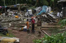 Haiťané si stěžují na nedostatečnou pomoc vlády po zemětřesení, situaci komplikují i silné deště a gangy