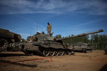 Británie chce dostat na Ukrajinu desetitisíce vojáků, tíží ji historická lekce