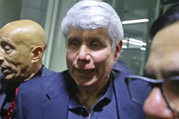 Trump omilostnil demokratického exguvernéra a pardonoval „bílé límečky“