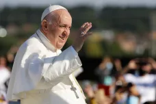Papež František vede církev deset let. Vydobyl si pověst skromného liberála