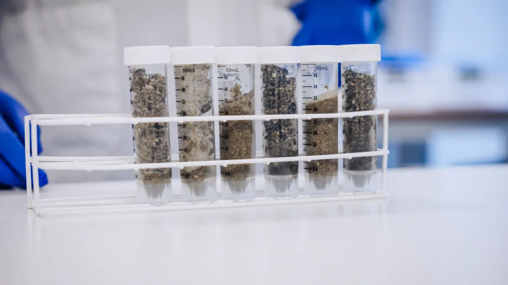 Nádobky s odebranými vzorky z mořského dna u Špicberků