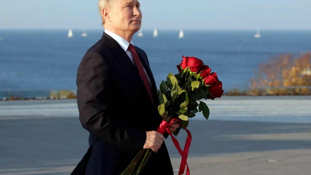 Vladimir Putin pokládá květiny u pomníku v Sevastopolu na Krymu