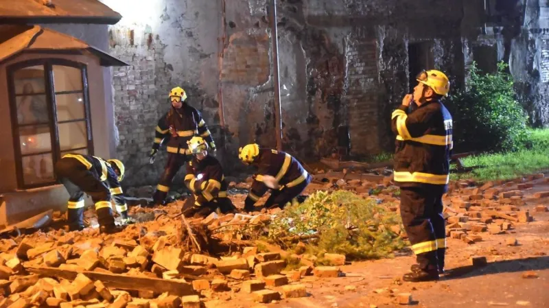 Část objektu bývalé porcelánky se zřítila v noci v Jakubově na Karlovarsku